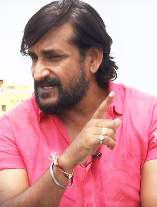 పూరి ఛాన్స్ ఇచ్చాడు .. ఒక ఆర్టిస్ట్ వెన్నుపోటు పొడిచాడు!