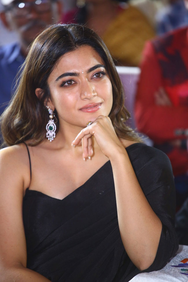 పుష్పను తెగ వాడేసుకుంటోంది...