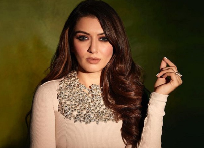 ఆమె చేతిలో పది ప్రాజెక్ట్‌ లు