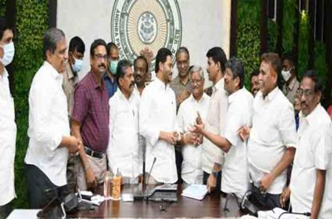 పీఆర్సీ పై వీడియో తో పంచ్.. ఇది మాత్రం కచ్ఛితంగా ఓవరే బాస్