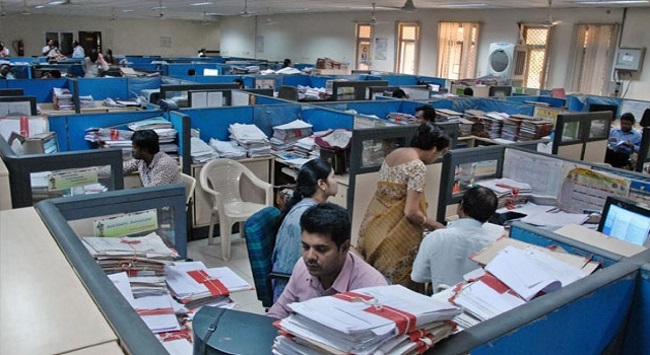 వాట్సాప్ గ్రూపుల నుంచి బయటకొచ్చి.. జగన్ సర్కారుకు సరికొత్త షాకిచ్చారు