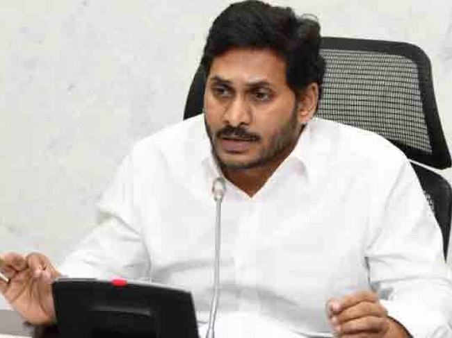 కేసీఆర్ దెబ్బేస్తున్నా జగన్ మౌనంగా ఉండటమేంటి?