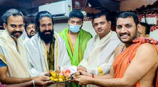 దైవ స‌న్నిధిలో రాఖీభాయ్ టీమ్ హంగామా