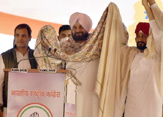 రాహుల్ మొహంపై జెండా విసిరేశాడు... యూపీలో మ‌రో భ‌ద్ర‌త లోపం