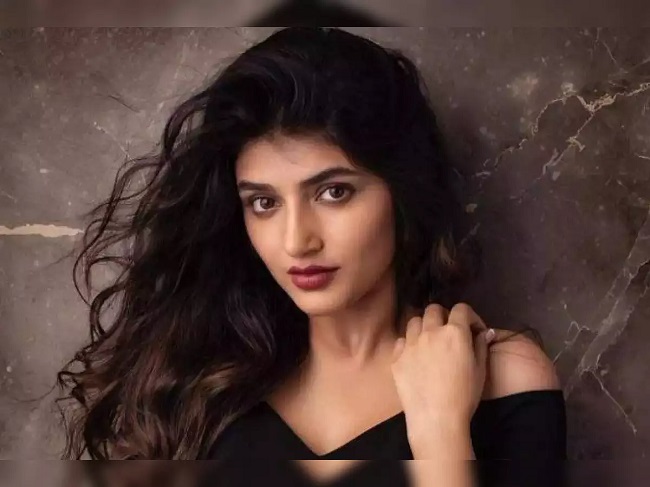 Young Beauty Manages To Change Star Directors Mind!