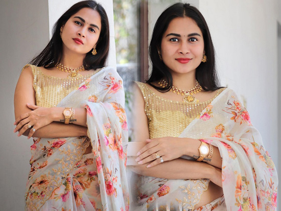 Kanchan Bamne Charming Looks in Floral Saree