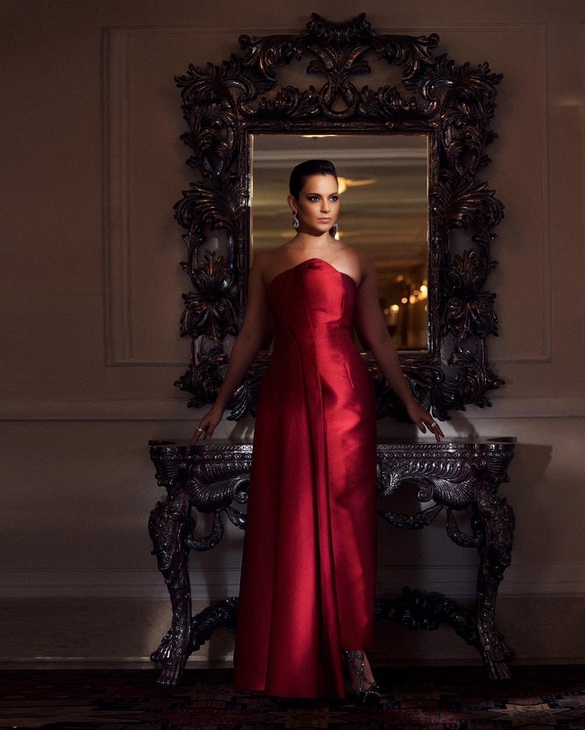 kangana ranaut red dress Kangana Ranaut Alluring Poses in Shiny Red Dress