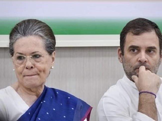 గాంధీలు తప్పుకుంటే బెటర్... ?