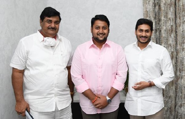 హమ్మయ్య...జగన్ కి వారసుడిని పరిచయం చేసేశారుగా..?