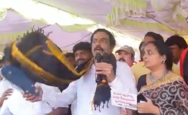 Ex Minister Slaps himself with Chappal surprises everyone