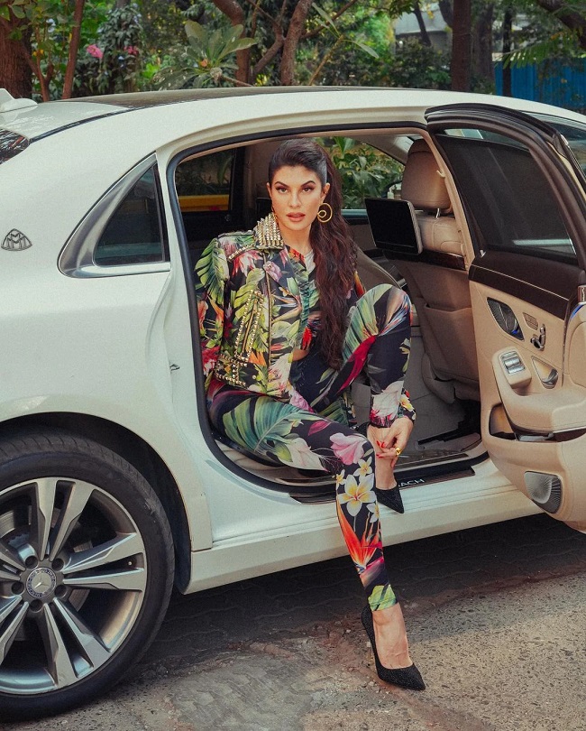 ఫోటో స్టోరి: కారు దిగి కిర్రెక్కించిన బూటీ ఫోటో స్టోరి: కారు దిగి కిర్రెక్కించిన బూటీ