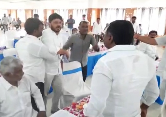 సీఎం జ‌గ‌న్ సొంత జిల్లాలో చెప్పుల‌తో కొట్టుకున్న కౌన్సిల‌ర్లు