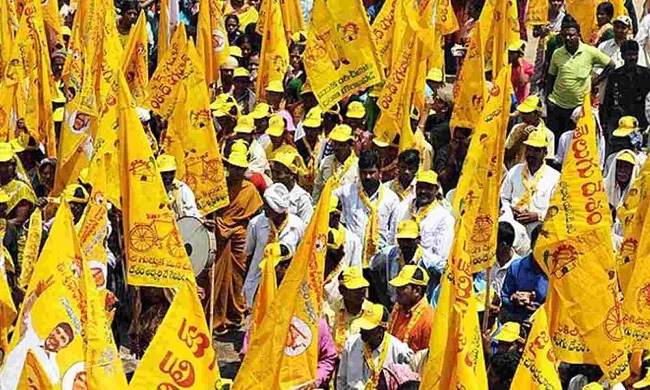 TDP groups attack each other in Sattenapalli, Cops disperse fighting cadres TDP groups attack each other in Sattenapalli, Cops disperse fighting cadres