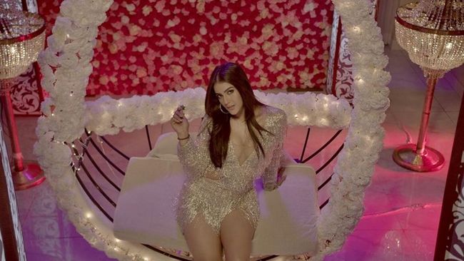 Kavya Thapar Alluring Poses In Her New Stills