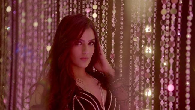 Kavya Thapar Alluring Poses In Her New Stills