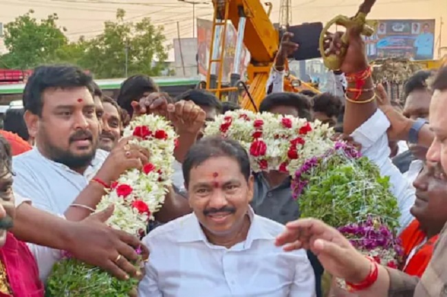మంత్రి పినిపేకు మ‌నీ క‌ట్ట‌ల‌తో స్వాగ‌తం.. ర్యాలీలో నోట్ల క‌ట్ట‌లు విసిరేసిన అభిమానులు