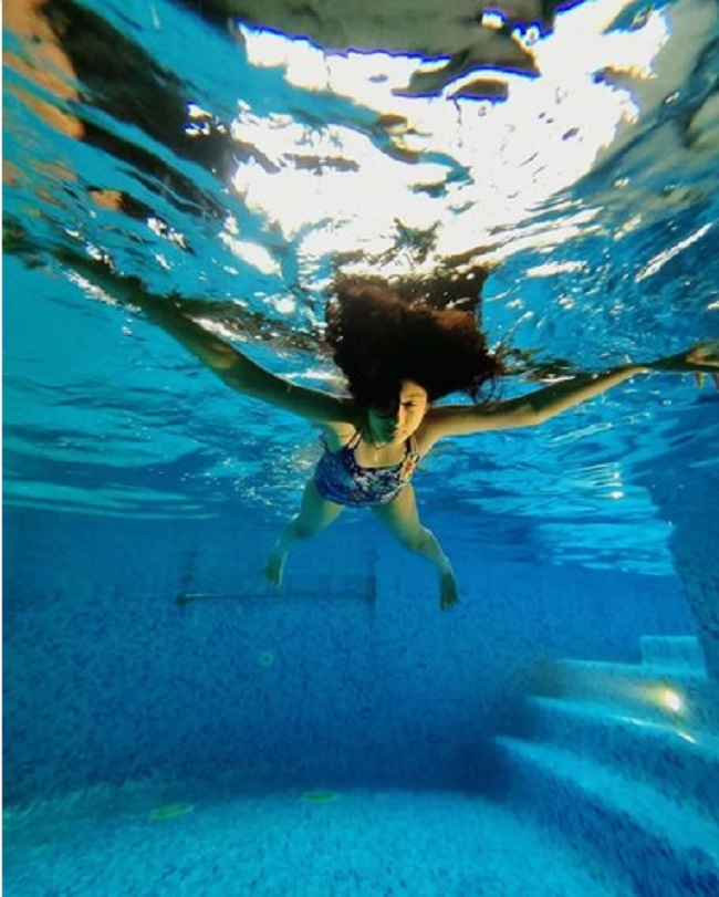 Adorable Sitara Surprises With her Underwater Skills!