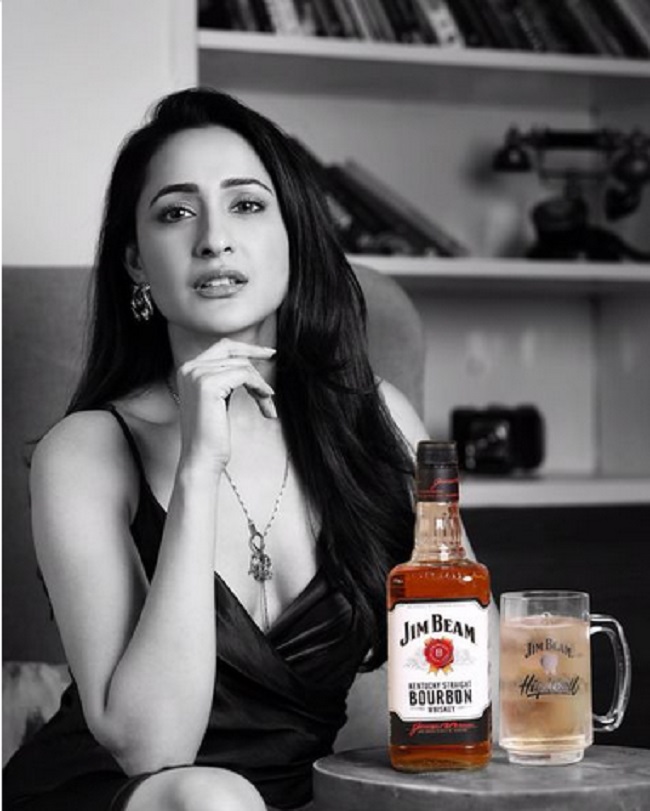 విస్కీ తాగ‌మ‌న్న ప్ర‌గ్యా! తాగుబోతు అని తిట్లు!!