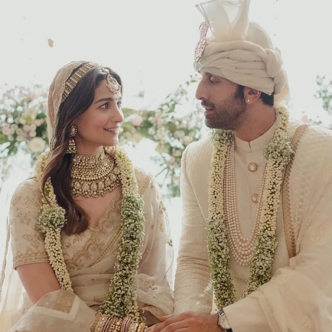 ర‌ణ‌బీర్-అలియా భ‌ట్ పెళ్లి కానుక‌లు ఇవే!