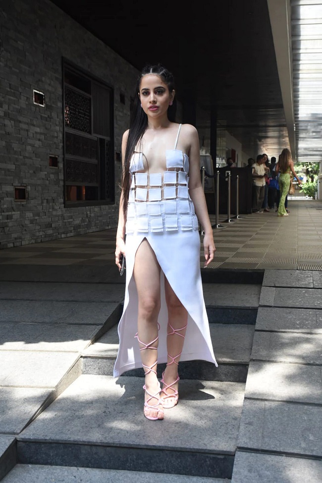 పేప‌ర్ చుట్టుకున్నావా బేబీ ఏంటీ వేషం?