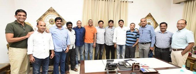 పిక్ టాక్: 28 ఏళ్ల తర్వాత తన స్నేహితులను కలుసుకున్న కేటీఆర్!