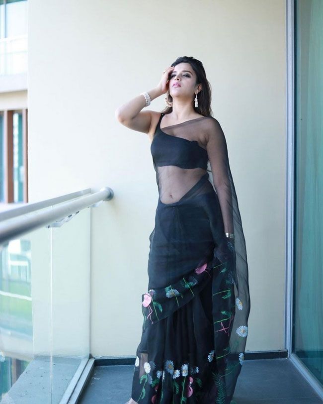 Magnificent Nidhhi Agerwal Poses In Black