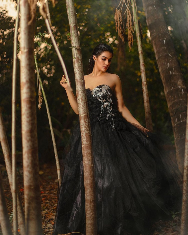 Ravishing Poses Of Kavya Thapar