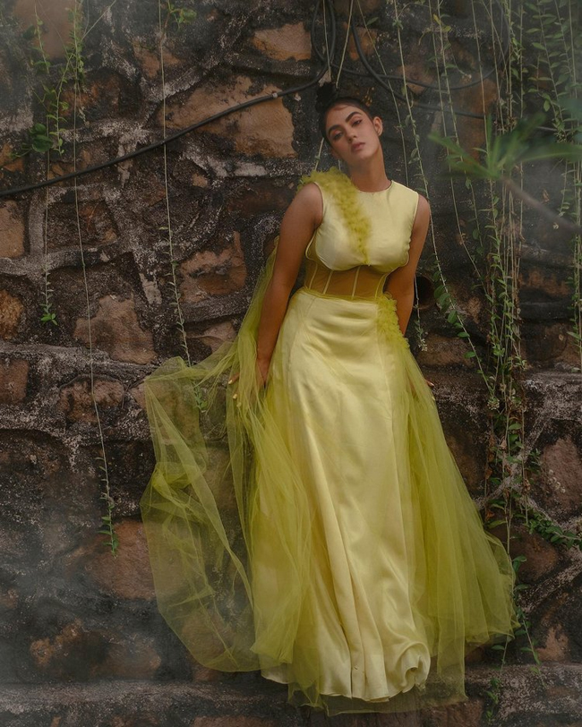 Ravishing Poses Of Kavya Thapar