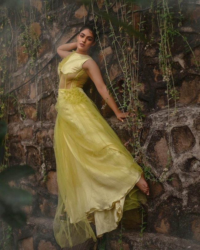 Ravishing Poses Of Kavya Thapar