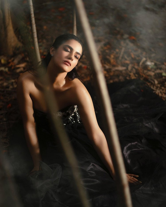 Ravishing Poses Of Kavya Thapar