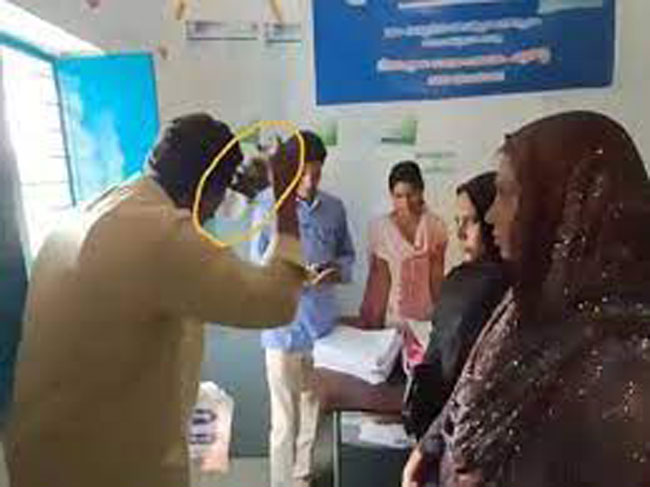 చెప్పుతో కొట్టుకున్న వార్డు వ‌లంటీర్!