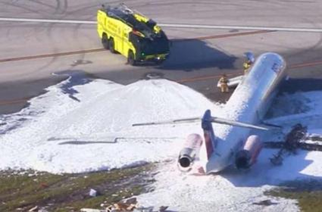 విమానంలో మంటలతో క్రాష్ ల్యాండింగ్ చేసిన పైలట్లు..