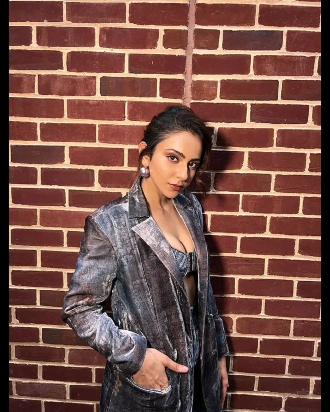 మామ గారి బ్యాన‌ర్ ని ఆ కుర్ర హీరోని వ‌దిలిపెట్ట‌ని ర‌కుల్