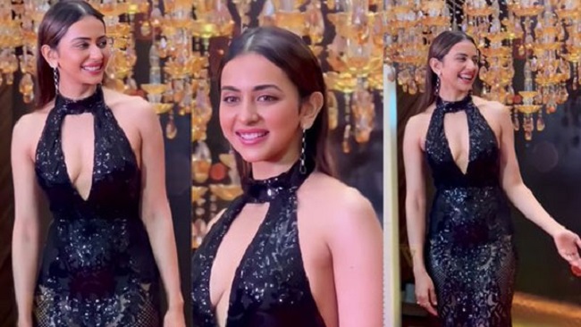 ప్లోర‌ల్ డిజైనర్ లో ర‌కుల్ క్లీవేజ్ సెగ‌లు!