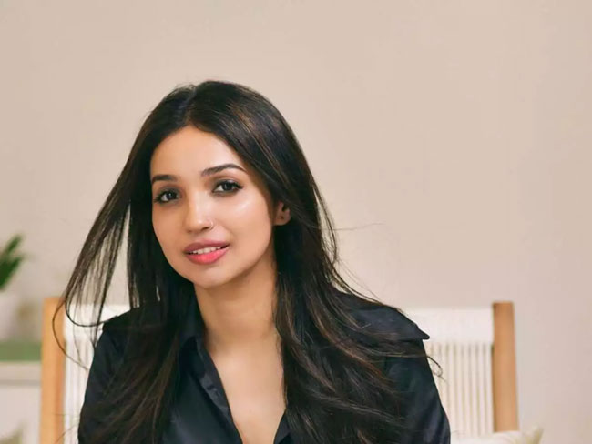 ద‌ర్శ‌కేంద్రుని మాజీ కోడ‌లు అక్క‌డ దుమ్ము దులిపేస్తోంది!