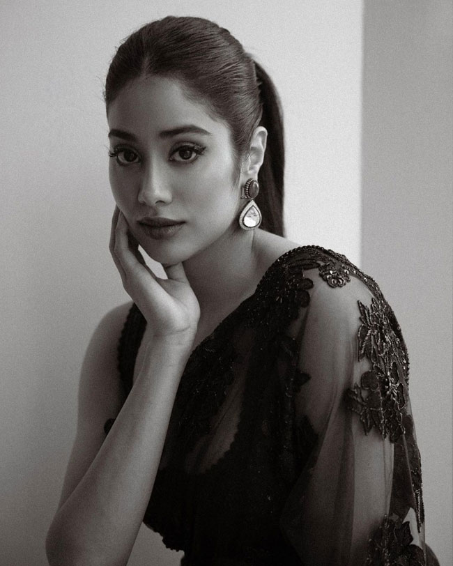 Janhvi Kapoor Looking Stunning In Black Saree