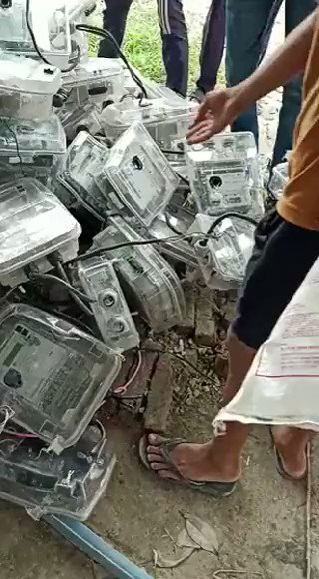 శభాష్... బోరు బావుల మీటర్ల తాట తీశారు