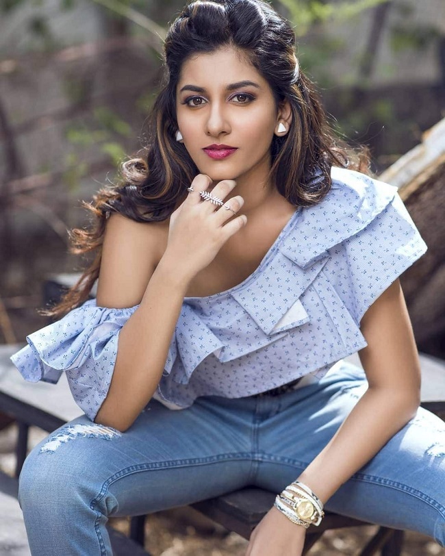 ఆఫర్ ఇస్తాం కమిట్మెంట్‌ ఇస్తావా.. షాకింగ్‌ విషయాలు బయట పెట్టిన హాట్ యాంకర్‌