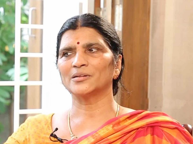 భర్త పేరును తీసేసినా నోటి వెంట మాట రాలేదేం లక్ష్మీపార్వతి?