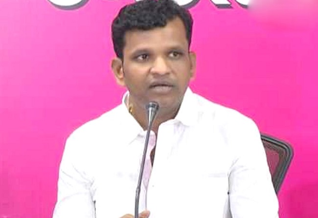 మీటింగ్‌కు వ‌స్తేనే పింఛ‌న్ కార్డులు ఇవ్వాలి: ఆ ఎమ్మెల్యే హుకుం!