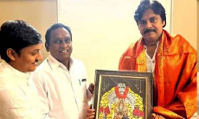 జనసేన జెండా ఎత్తుతున్న వైఎస్సార్ కుటుంబ ఆప్తుడు