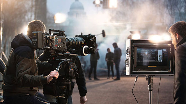 నగ్నంగా నటించు.. లేదంటే రూ. 5లక్షలు కట్టు..!