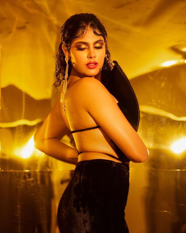 Faria Abdullah Alluring Clicks In Designer Black