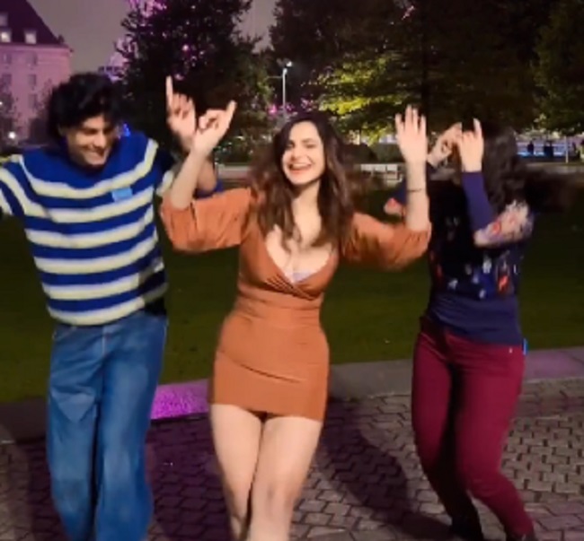 అషు భల్లే భల్లే డ్యాన్స్.. పండుగ చేసుకుంటున్నారు..!