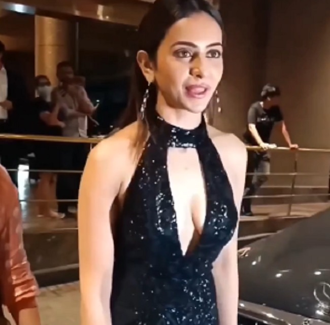 గ్లామర్ గేట్లు ఎత్తేసిన బ్యూటీ..! గ్లామర్ గేట్లు ఎత్తేసిన బ్యూటీ..!