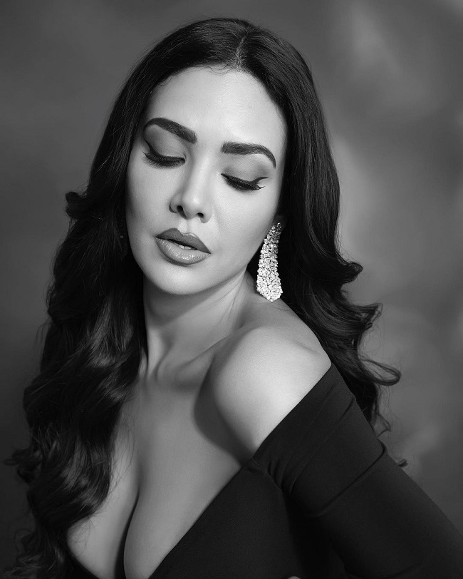 ఎద అందాలతో రామ్ చరణ్ హీరోయిన్ రచ్చ ఎద అందాలతో రామ్ చరణ్ హీరోయిన్ రచ్చ