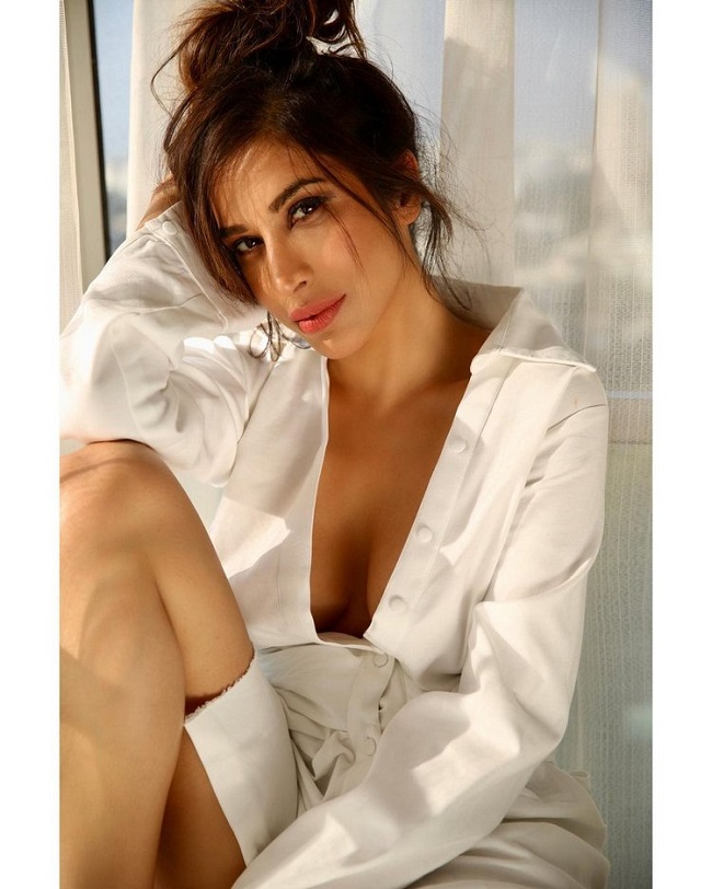 పిక్ టాక్‌ : వైట్ డ్రెస్‌ క్లీ వేజ్ షో తో పిచ్చెక్కిస్తున్న ముద్దుగుమ్మ