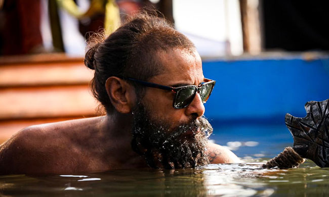 గుబురు గడ్డం.. పిలకముడి.. స్టైలిష్ రేబాన్.. చియాన్ క్యారే! గుబురు గడ్డం.. పిలకముడి.. స్టైలిష్ రేబాన్.. చియాన్ క్యారే!