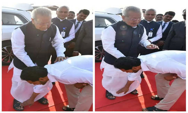 Jagan Shows His Respect For Biswabhusan Harichandan!