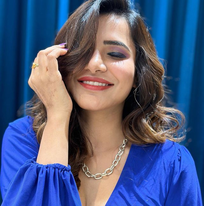 Stylish Poses Of Ashu Reddy